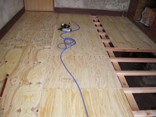 床の補修工事・リビング:下地板を貼る